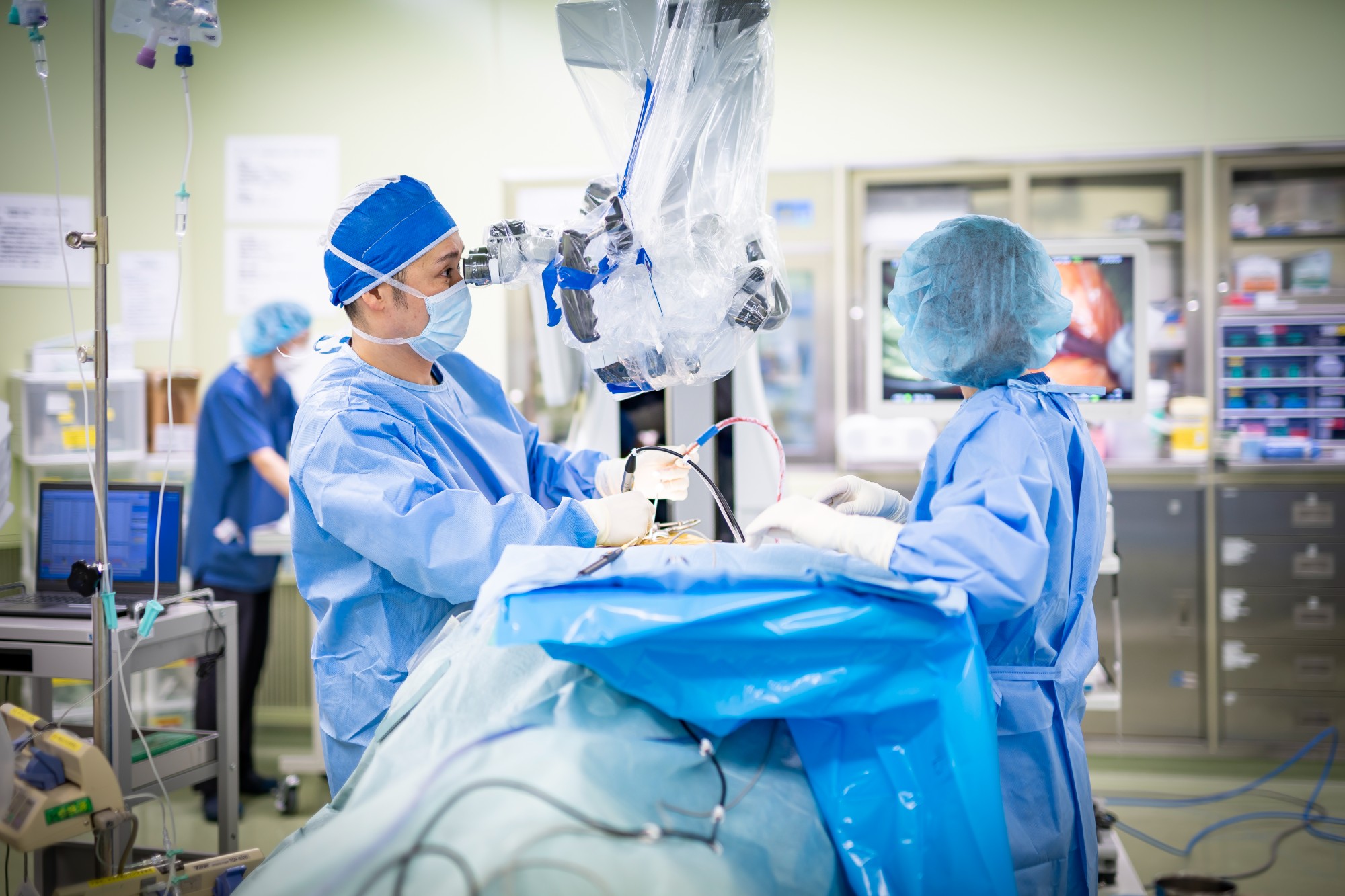 手術用顕微鏡越しに執刀する成田渉 — 亀岡市立病院 脊椎センター 術中、頸椎 OPERA