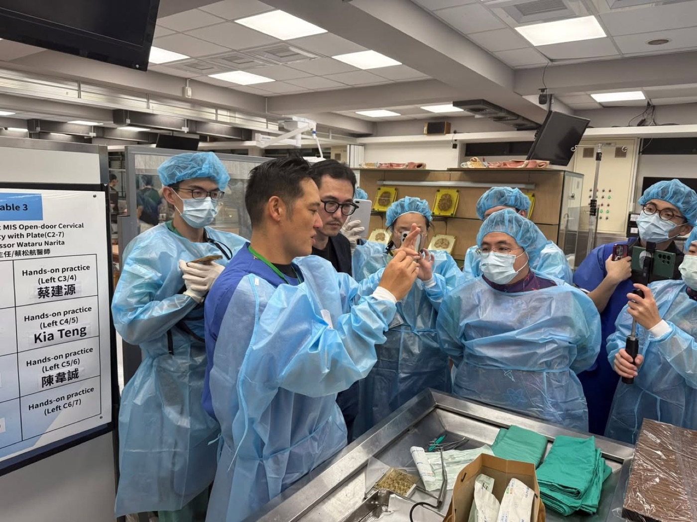 海外カダバーワークショップで Professor Wataru Narita として若手医師にハンズオン指導する成田渉